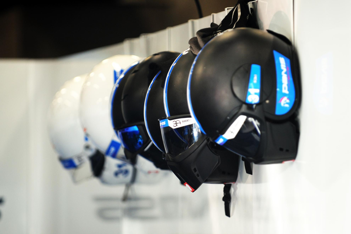 The men and women in the shadow