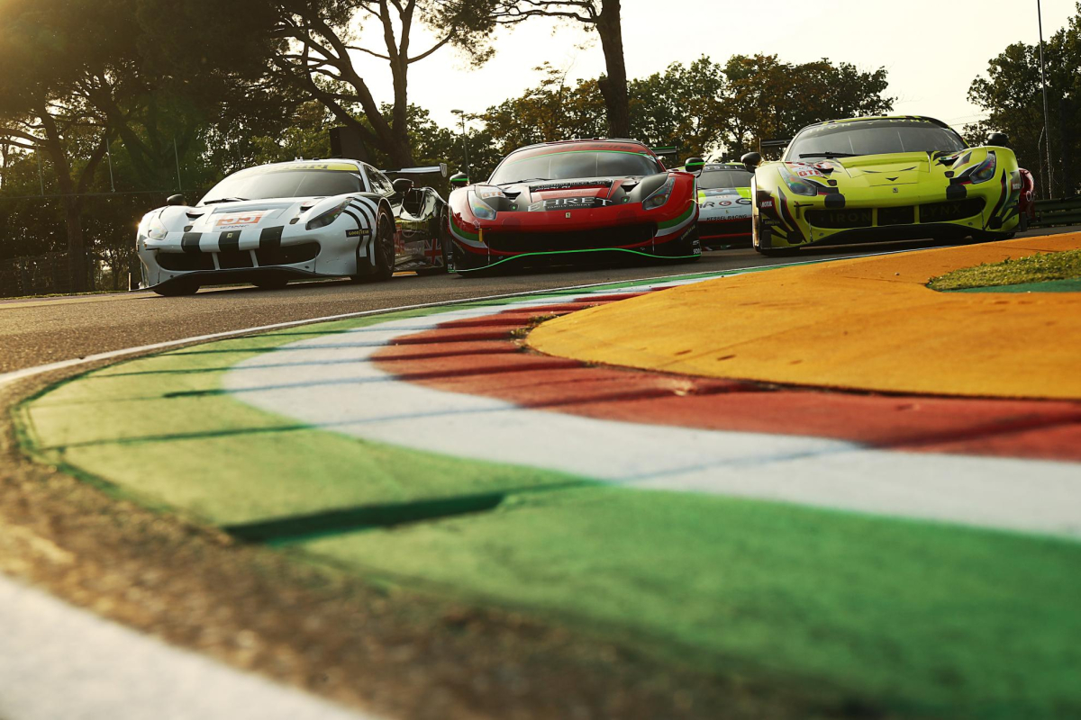 Les Ferrari se rassemblent à Imola