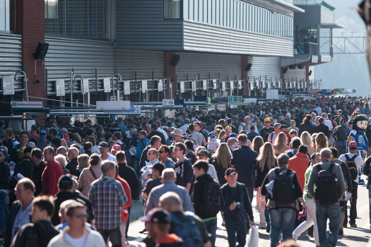 Les fans profitent du soleil à Spa