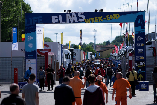 Les fans italiens arrivent en masse dans le paddock des 4 Heures d’Imola